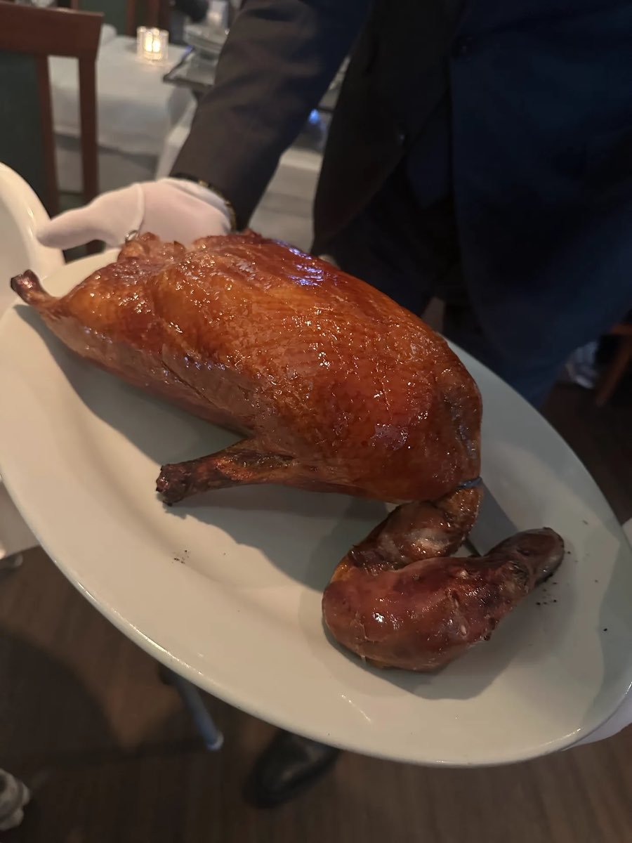 Krokante hele Peking eend op een schaal