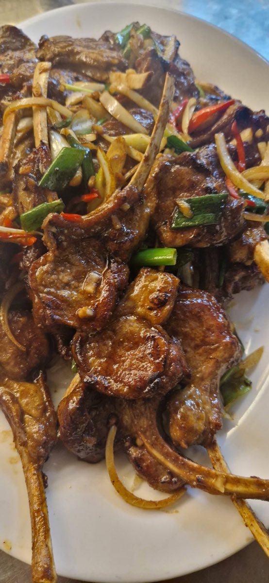Gegrilde lamskotelet met lente-ui en peper