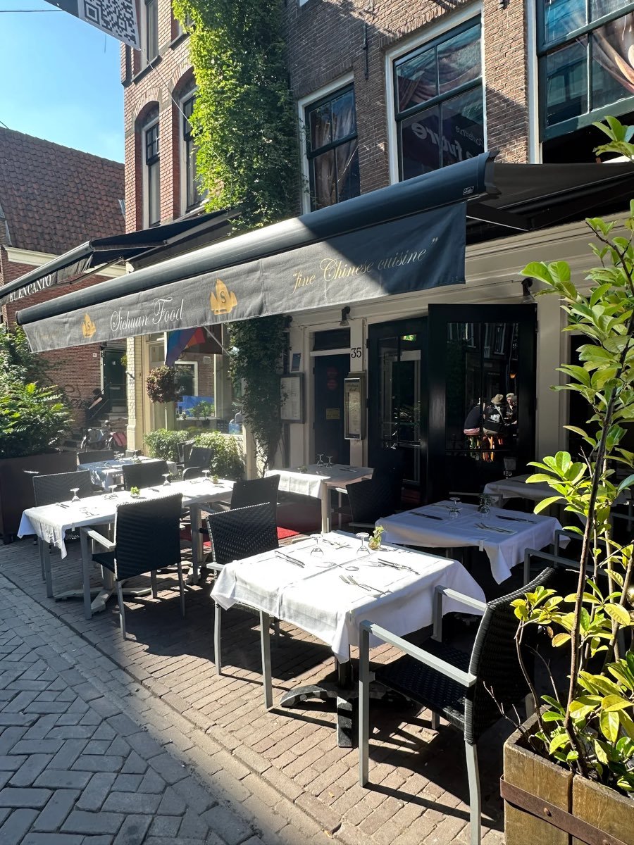 Het zonnige terras van Sichuan Food in de Reguliersdwarsstraat